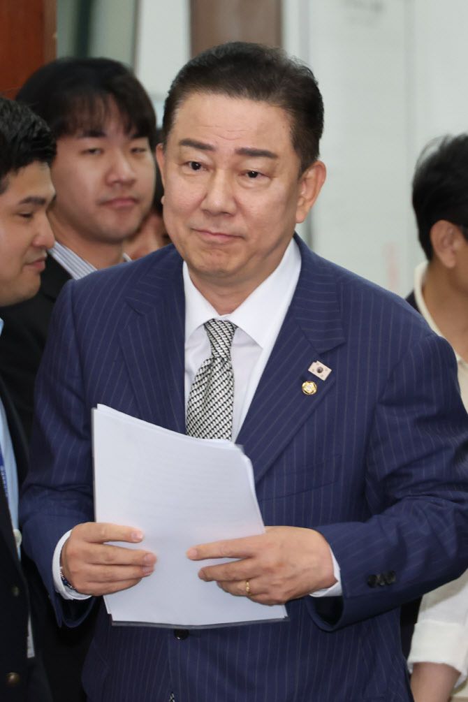 더불어민주당 김병기 당대표 직무대행 겸 원내대표가 2일 서울 여의도 국회에서 열린 최고위원회의에 참석하고 있다. (사진=연합뉴스)