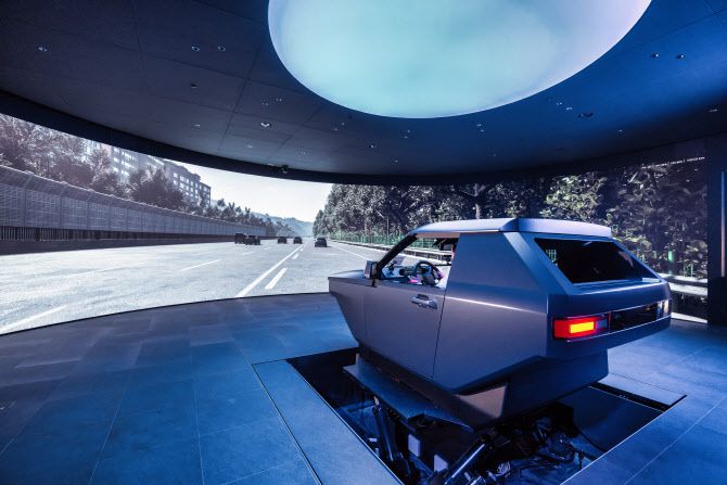 현대차·기아 ‘UX 스튜디오 서울’의 시뮬레이션 룸 내 가변 테스트 차량 (사진=현대차)