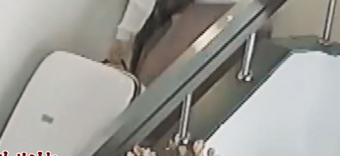 범행 다음날 고유정이 묵었던  모텔 CCTV 화면. 무거운 캐리어를 끄는 장면이 확인된다.