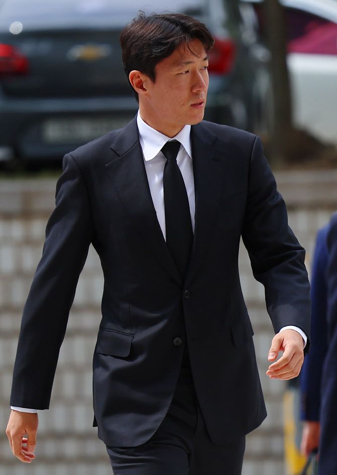 불법 촬영 혐의로 1심에서 징역 1년에 집행유예 2년을 선고받은 축구선수 황의조가 지난 6월 19일 서울 서초구 서울고등법원에서 열린 2심 첫 공판에 출석하고 있다. 사진=연합뉴스