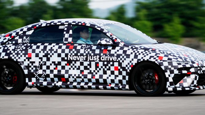 경기 화성 현대차·기아 남양연구소 테스트 트랙을 달리는 ‘아이오닉 6 N’ 프로토타입 (사진=현대차)