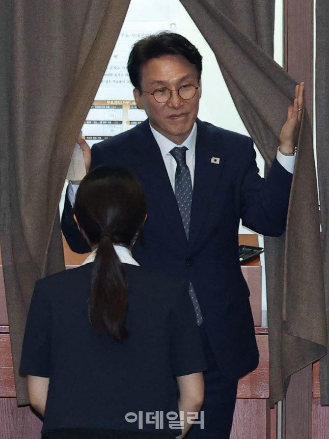 [이데일리 노진환 기자] 김민석 국무총리 후보자가 3일 오후 서울 여의도 국회에서 열린 제426회국회(임시회) 제4차 본회의에서 국무총리 임명동의안 기표를 마친 후 이동하고 있다.