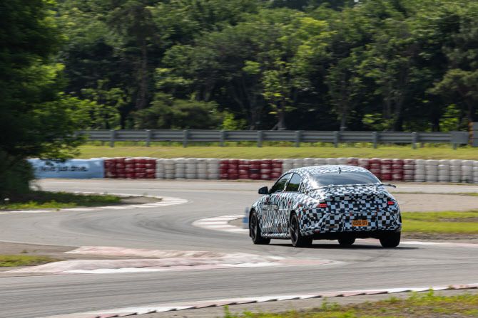 경기 화성 현대차·기아 남양연구소 테스트 트랙을 달리는 ‘아이오닉 6 N’ 프로토타입 (사진=현대차)