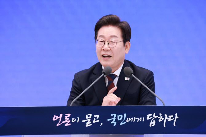 이재명 대통령이 3일 청와대 영빈관에서 열린 ‘대통령의 30일, 언론이 묻고 국민에게 답하다’ 기자회견에서 발언하고 있다.  (사진=연합뉴스)