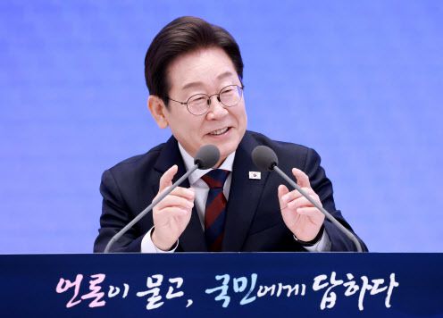 이재명 대통령이 3일 청와대 영빈관에서 ‘대통령의 30일, 언론이 묻고 국민에게 답하다’ 기자회견을 하고 있다.(사진=연합뉴스)
