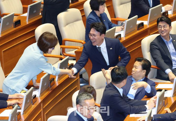 [이데일리 노진환 기자] 김민석 국무총리 후보자가 3일 오후 서울 여의도 국회에서 열린 제426회국회(임시회) 제4차 본회의에서 국무총리(김민석) 임명동의안에 표결 후 동료 의원들과 악수하고 있다.