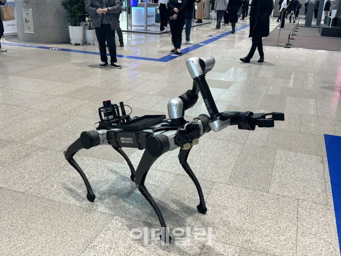 레인보우로보틱스의 4족보행 로봇 ‘RBQ-10’이 3월 19일 경기 수원컨벤션센터 제 56기 삼성전자 정기 주주총회장에서 움직이고 있다.(사진=공지유 기자)