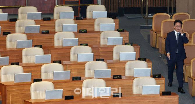 [이데일리 노진환 기자] 김민석 국무총리 후보자가 3일 오후 서울 여의도 국회에서 열린 제426회국회(임시회) 제4차 본회의에서 국무총리 임명동의안 기표를 마친 투표함으로 향하고 있다.