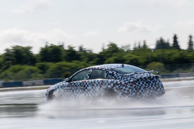 경기 화성 현대차·기아 남양연구소 테스트 트랙을 달리는 ‘아이오닉 6 N’ 프로토타입 (사진=현대차)