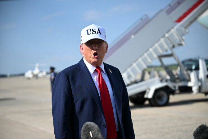 3일(현지시간) 아이오와로 떠나기 전 앤드루스 공군기지에서 만난 기자들을 만난 도널드 트럼프 미국 대통령.(사진=AFP)