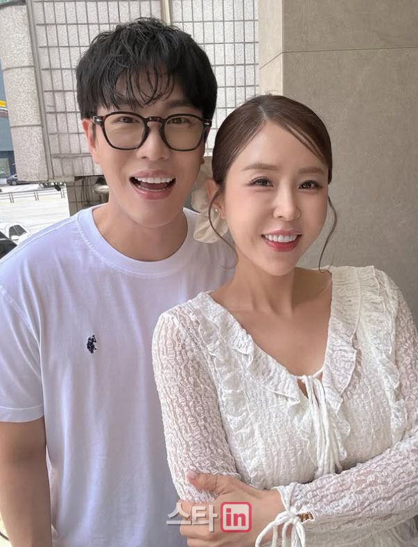 문원(왼쪽)과 신지(사진=신지 SNS)