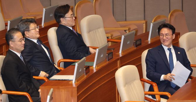 김민석 국무총리가 4일 국회 본회의에 참석해 있다. (사진=연합뉴스)