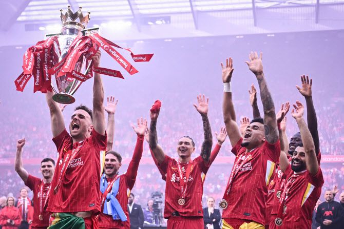 EPL 우승 트로피를 들어 올리는 디오구 조타. 사진=AFPBB NEWS