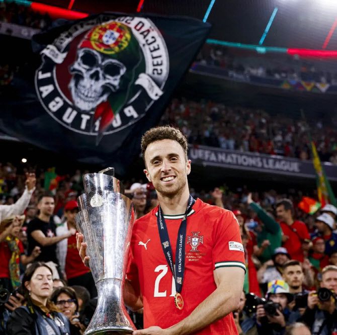 포르투갈 대표로 UNL 우승 트로피를 들고 있는 디오구 조타. 사진=디오구 조타 SNS