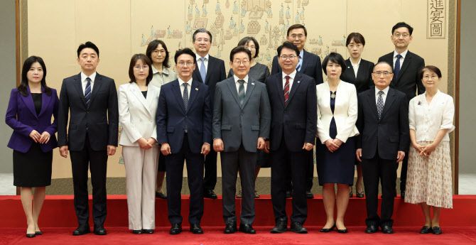 이재명 대통령이 4일 용산 대통령실에서 임명장 수여식 참석자들과 기념촬영을 하고 있다.(사진=대통령실통신사진기자단)