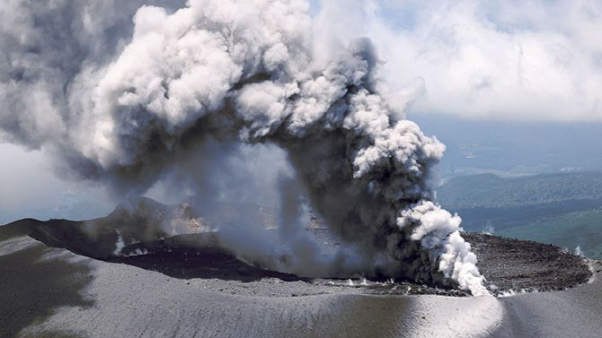 일본 규슈에 있는 활화산인 신모에다케에서 나온 연기가 3일 5000ｍ 상공까지 치솟았다고 교도통신이 보도했다. 사진은 6월 28일 신모에다케 분화 모습. (사진=연합뉴스)