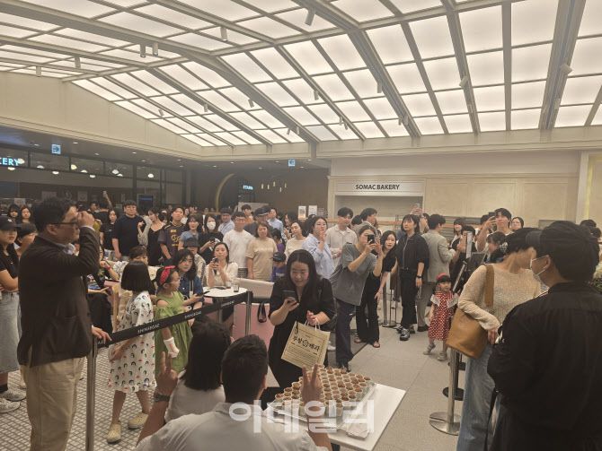 5일 대전 신세계백화점에 마련된 부창제과 5호점 매장을 찾은 이장우가 고객들과 사진을 찍고 있다. (사진=FG)