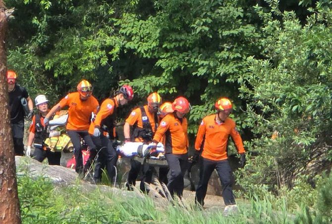 5일 오전 8시 52분께 정선군 임계면 임계천 인근 야산에서 등산 중이던 60대 남성 A씨가 추락하자 신고를 받고 출동한 정선소방서 구급대원들이 이송하고 있다.(사진=강원소방본부)