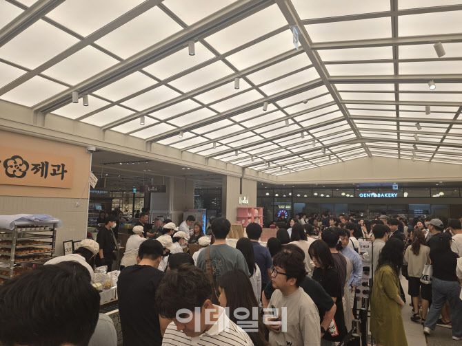 5일 오전 대전 신세계백화점에 마련된 부창제과 5호점 매장에 손님들이 줄을 서있다. (사진=FG)