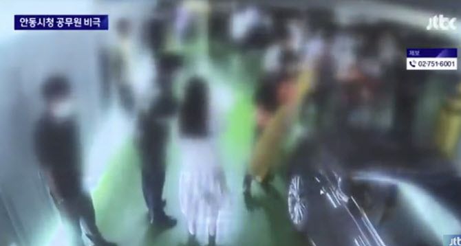 지난 2022년 7월 5일 발생한 안동시청 주차타워 살인사건 현장을 발견한 사람들. (사진=JTBC 캡처)