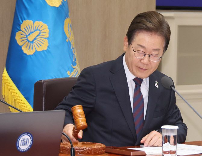 이재명 대통령이 10일 서울 용산 대통령실에서 국무회의를 주재하며 의사봉을 두드리고 있다. (사진 = 연합뉴스)