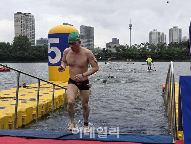 6일 오전 서울 송파구 석촌호수에서 열린 ‘2025 롯데 아쿠아슬론’에서 한 참가자가 1.5㎞ 수영 구간을 마친 뒤 계단 구간으로 향하고 있다. 이번 대회에는 총 825명이 참가했다. (사진=한전진 기자)