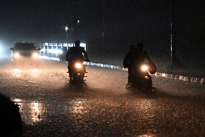 6일 파키스탄 이슬라마바드에 폭우가 쏟아지고 있다. (사진=AFP)