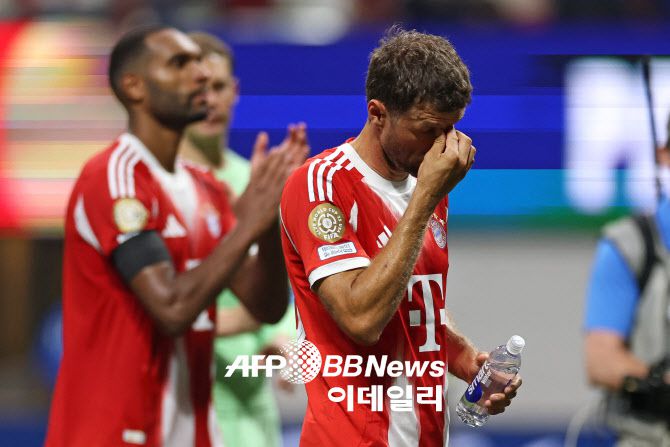 바이에른 뮌헨에서의 마지막 경기를 마친 뒤 눈물을 흘리는 토마스 뮐러. 사진=AFPBBNews