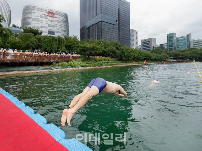 6일 ‘2025 롯데 아쿠아슬론’이 열린 서울 송파구 석촌호수에서 한 참가자가 1.5㎞ 수영 구간을 위해 물속으로 힘차게 입수하고 있다. (사진=한전진 기자)