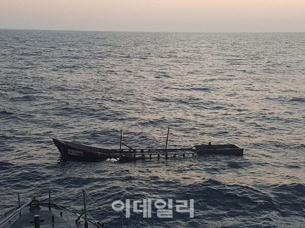지난 2019년 동해 북방한계선(NLL) 북방 1㎞, 동해 연안 8.7㎞ 해상에서 발견된 북한 무인 목선의 모습. 사진은 기사 내용과는 직접적인 관계는 없음.[뉴시스 제공]