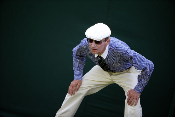 이제는 볼 수 없는 줄무늬 셔츠에 흰색 바지, 넥타이를 착용한 선심.(사진=AFPBBNews)