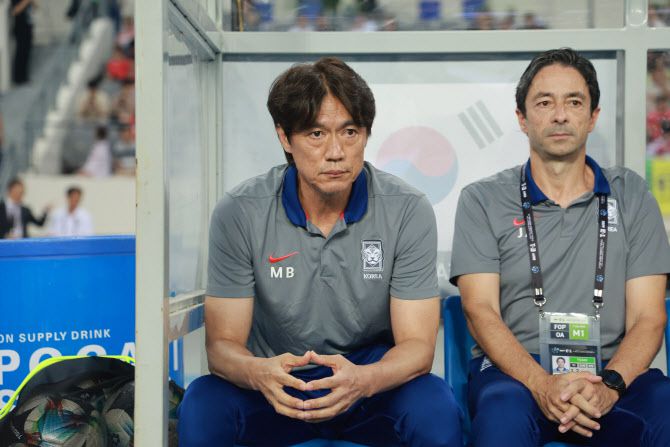 7일 경기도 용인미르스타디움에서 열린 2025년 동아시아축구연맹(EAFF) E-1 챔피언십(동아시안컵) 남자부 한국과 중국의 경기. 한국 홍명보 감독이 경기 시작을 기다리고 있다. 사진=연합뉴스