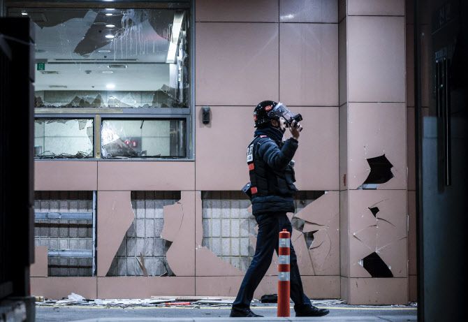 윤석열 대통령의 구속영장이 발부된 19일 서울 마포구 서울서부지법의 유리창이 윤 대통령 지지자들에 의해 파손돼있다. (사진=뉴시스)