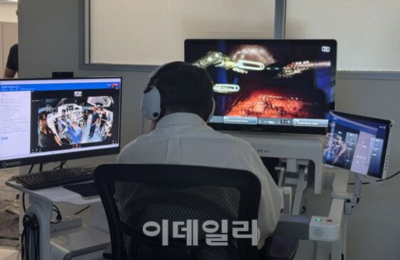 스타크 조종 로봇으로 초장거리 원격 로봇 수술 집도 중인 Dr. Yuman Fong