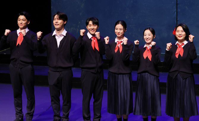 8일 오후 서울 중구 CKL스테이지에서 열린 뮤지컬 ‘은경’ 프레스콜에서 출연 배우들이 포즈를 취하고 있다.(사진=연합뉴스).