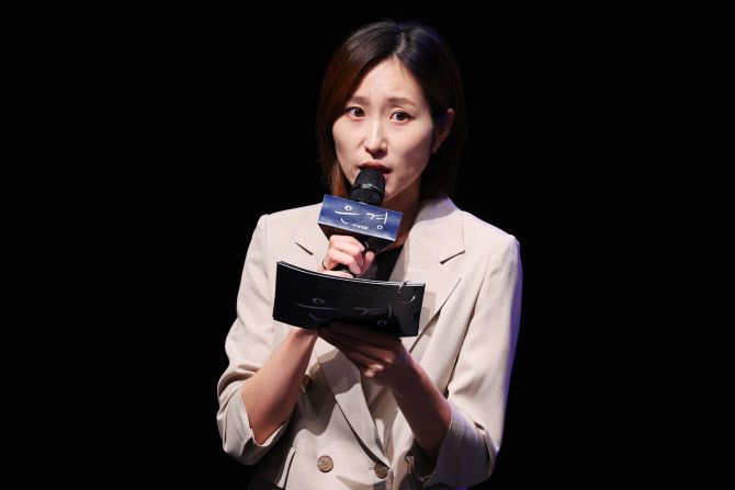 8일 오후 서울 중구 CKL스테이지에서 열린 뮤지컬 ‘은경’ 프레스콜에서 손아선 연출이 인사말을 하고 있다. (사진=연합뉴스).