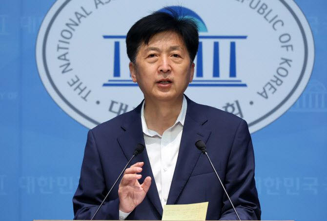 오기형 더불어민주당 대한민국 주식시장 활성화 태스크포스(국장부활TF) 소속 의원이 5일 오전 서울 여의도 국회 소통관에서 상법 개정안 재발의 기자회견을 하고 있다. (사진=뉴시스)