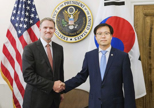 여한구 산업통상자원부 통상교섭본부장이 5일(현지시간) 미국 워싱턴 DC 미국무역대표부(USTR)에서 제이미슨 그리어 미국 무역대표부 대표와 기념 촬영하고 있다. (사진=산업통상자원부)