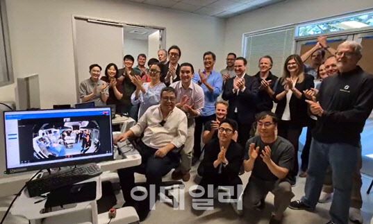 초장거리 원격 로봇 수술 성공 후 환호하는 리브스메드·SOVATO 임직원 및 집도의들