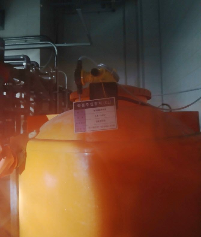 인천 서구 백석동 한 아파트 기계실 내부 염소가 들어 있는 드럼통. (사진 = 인천소방본부 제공)