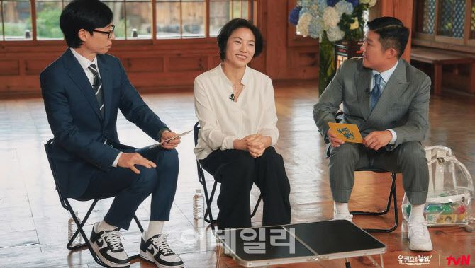 예능 프로그램 ‘유 퀴즈 온 더 블럭’에 출연한 엄유진(가운데) 작가. (사진=‘유 퀴즈 온 더 블럭’ 인스타그램)