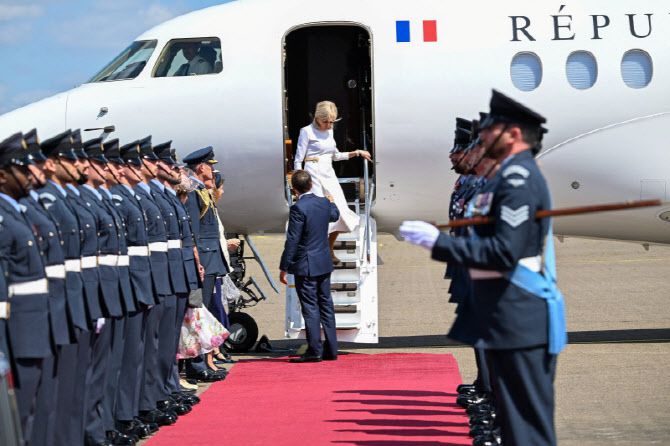 8일 마크롱 대통령이 영국에 도착해 브리지트 여사를 에스코트하고 있다. (사진=JEANNE ACCORSINI/Pool via REUTERS)