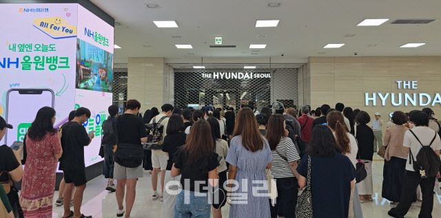 9일 오전 10시 돈키호테 팝업스토어 입장을 위해 더현대 서울 지하 2층에 방문객들이 대기하고 있다. (사진=김지우 기자).jpg