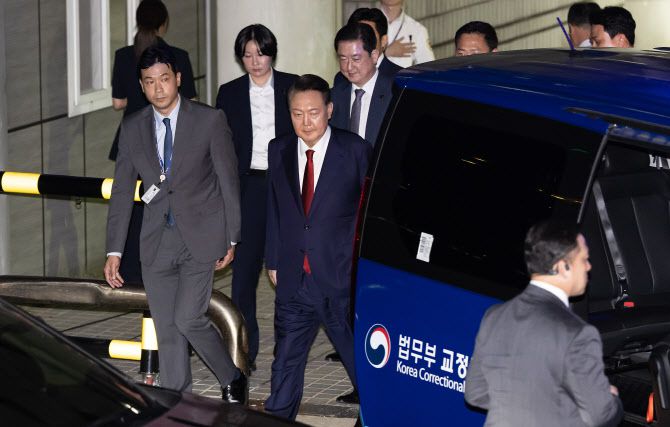 윤석열 전 대통령이 9일 서울 서초구 서울중앙지방법원에서 구속 전 피의자 심문(영장실질심사)을 마치고 대기 장소인 서울구치소로 이동하기 위해 호송차량에 탑승하고 있다 (사진공동취재단)