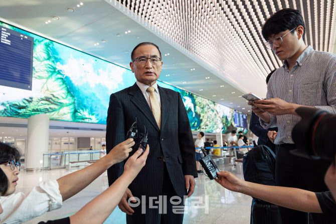 위성락 국가안보실장이 방미 일정을 마치고 9일 인천국제공항을 통해 귀국해 취재진의 질문에 답하고 있다.(사진=뉴스1)