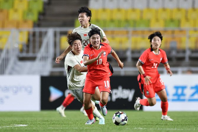 9일 수원월드컵경기장에서 열린 2025 동아시아축구연맹(EAFF) E-1 챔피언십(동아시안컵) 여자부 대한민국 대 중국 경기. 한국 지소연이 드리블 돌파를 하고 있다. 사진=연합뉴스