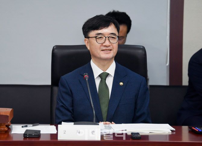 임기근 기획재정부 차관이 10일 오전 서울 종로구 한국무역보험공사에서 열린 ‘2025년 제7차 재정사업평가위원회’를 주재, 모두발언을 하고 있다. (사진=기획재정부)