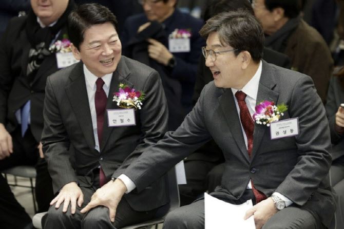 국민의힘 권성동 전 원내대표와 안철수 의원이 지난 1월 17일 서울 용산구 대한의사협회에서 열린 2025년도 의료계 신년하례회에서 대화하고 있다.(사진=뉴시스)