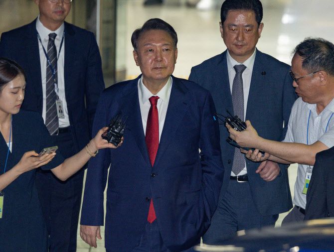 12·3 비상계엄과 관련해 특검의 수사를 받는 윤석열 전 대통령이 지난 9일 서울 서초구 서울중앙지법에서 열린 구속 전 피의자 심문(영장실질심사)이 끝난 뒤 법원을 떠나고 있다. (사진=공동취재단)