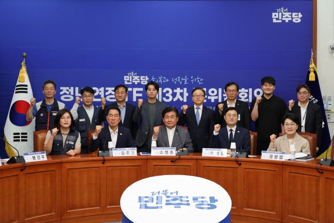 더불어민주당 정년연장 태스크포스(TF)는 10일 국회 민주당 당대표 회의실에서 3차 본위원회의를 개최했다. (사진=민주당 김주영 의원실 제공)